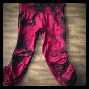 In the flow crop II tie-dye wineberry Bordeaux.